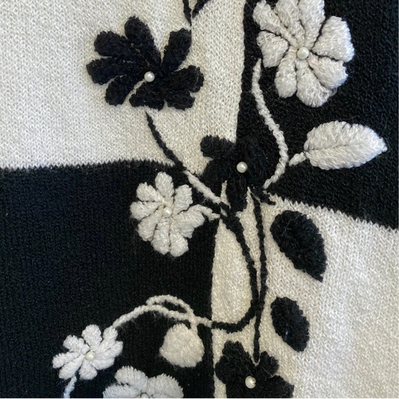 Vintage Black and White Grandma Sweater - Picture 4 of 4